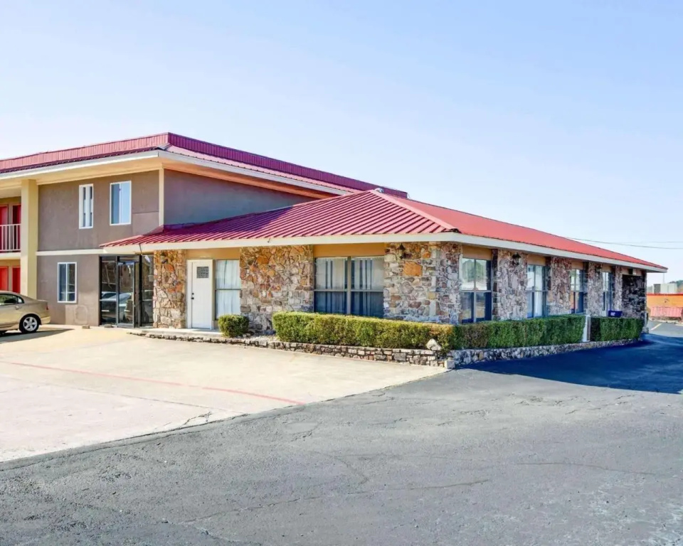Econo Lodge Inn & Suites