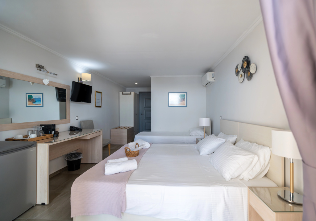 La Luna Hotel — 4