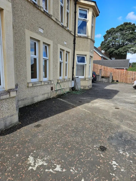 Nice House in a Quite Neighbourhood Close to Parks and a Short Drive to Town