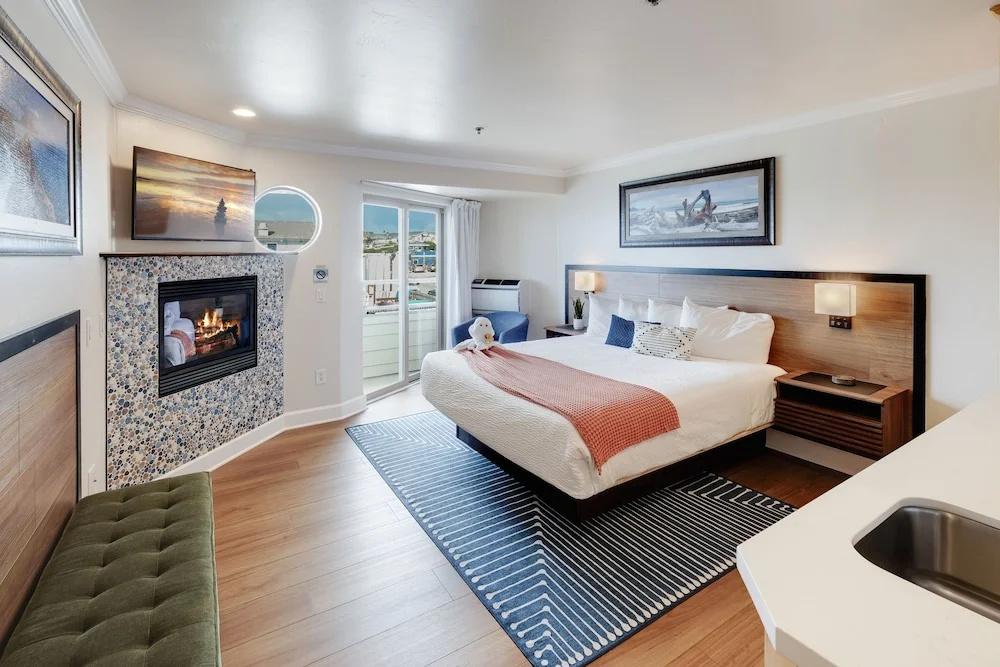 Deluxe Double room with balcony and with ocean view (full double bed)