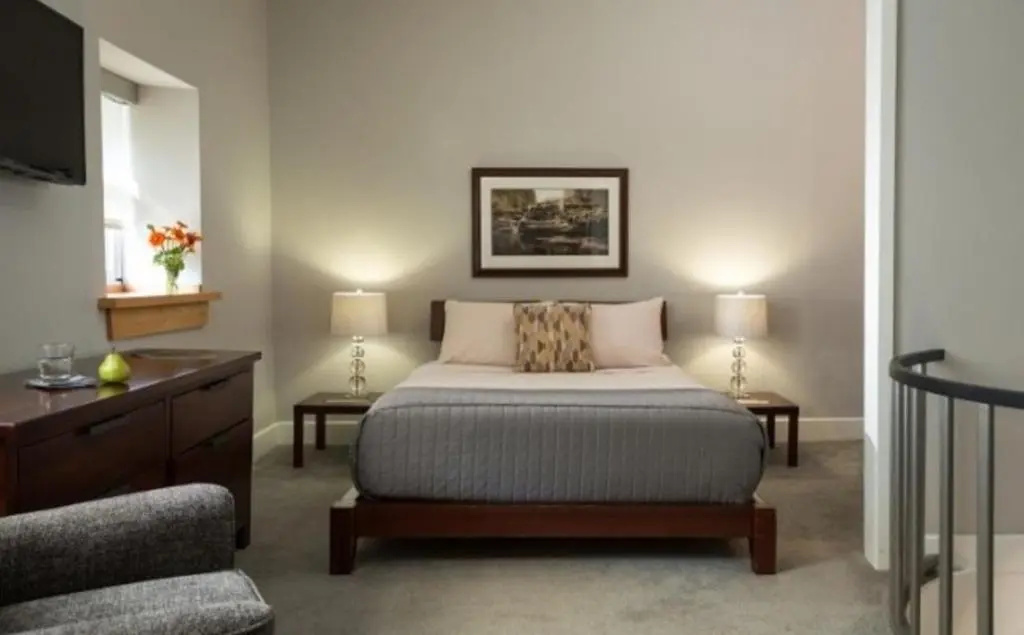 Standard Double Suite (full double bed)
