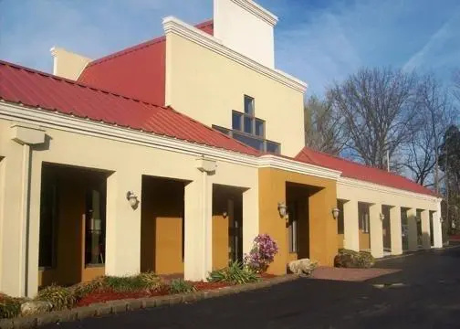 Econo Lodge Inn And Suites