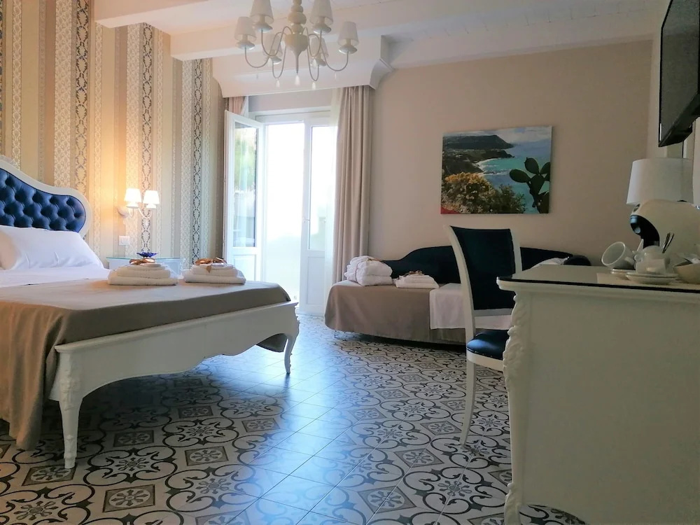 Deluxe Triple room with balcony