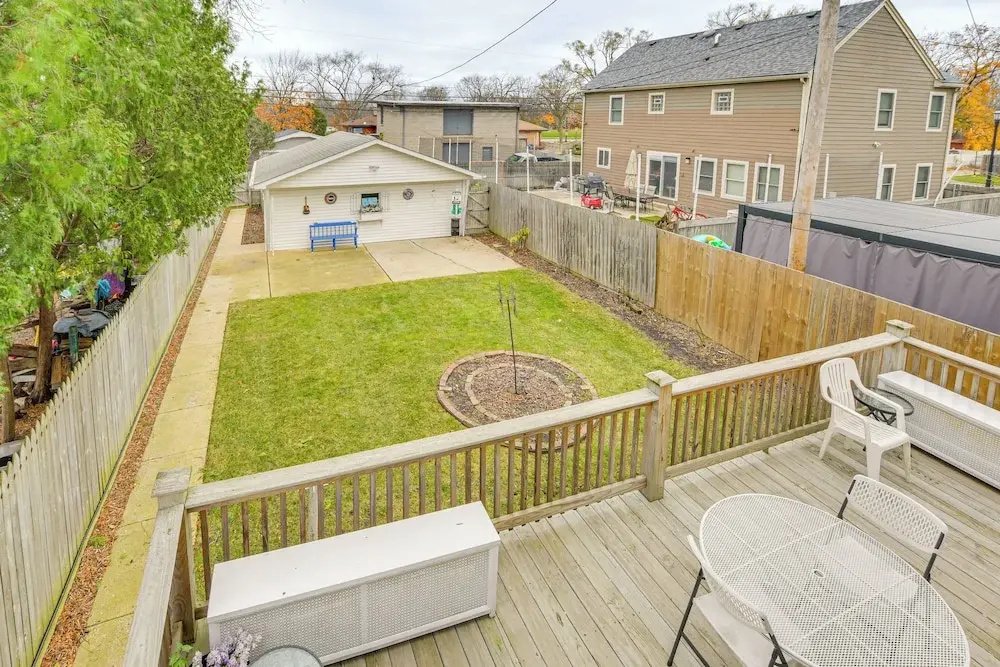 Family Apartment w/ Deck + Yard Near Northwestern - фото 15