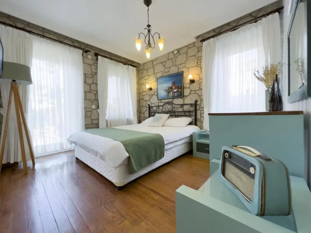 Deluxe Double room (full double bed)