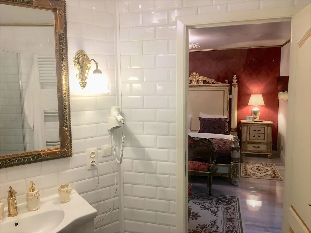 Superior Double Studio with courtyard view (full double bed)