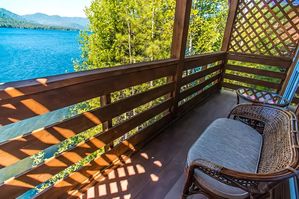 Коттедж с балконом и с видом на озеро в Горное озеро