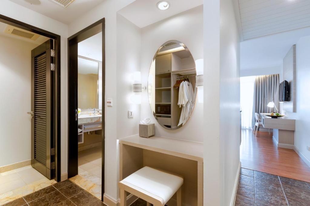 Двухместный номер Deluxe с видом на море двуспальная кровать в Pullman Phuket Panwa Beach Resort