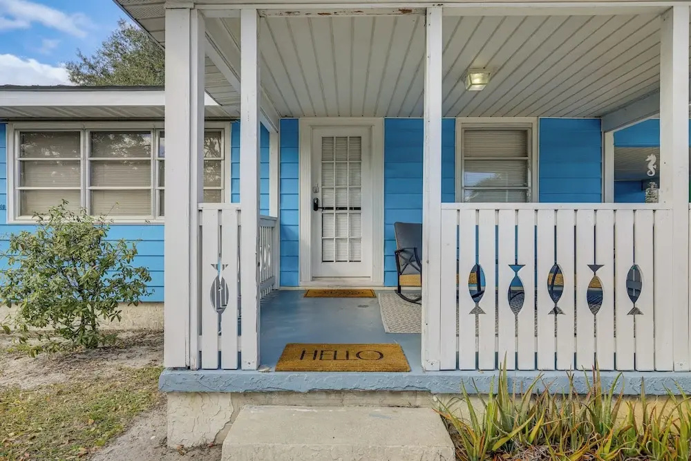 Walk to Shops & Dining: Downtown Stuart Home!