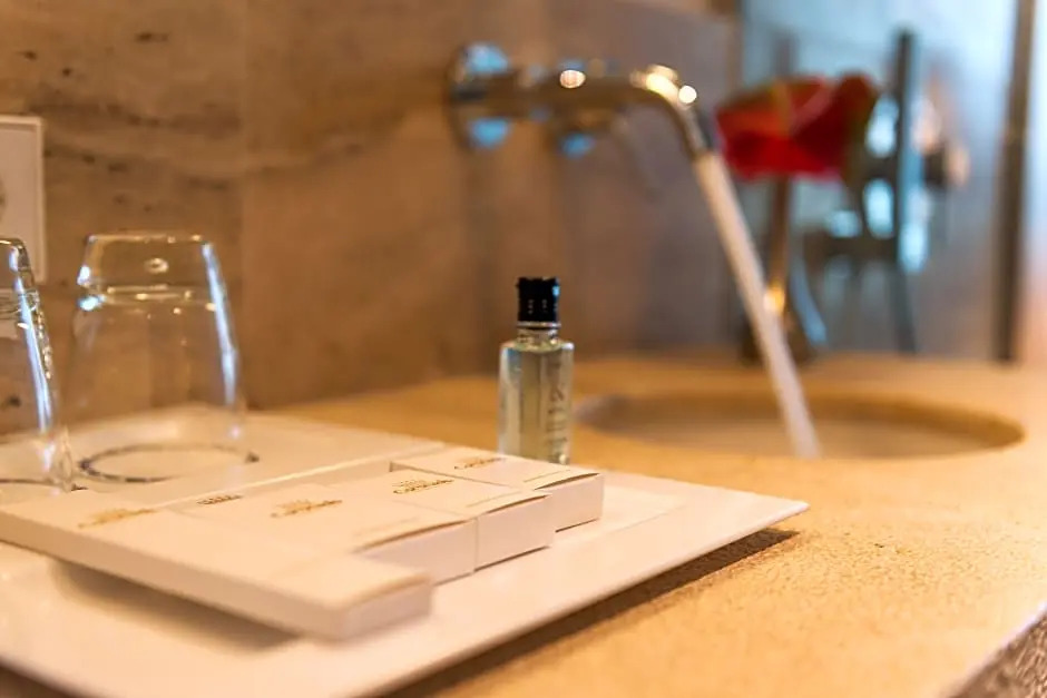 四人房，設有陽台及海景，配有雙人床。