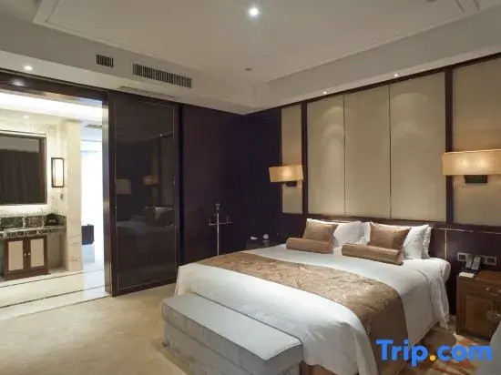 Presidential Double Suite full double bed