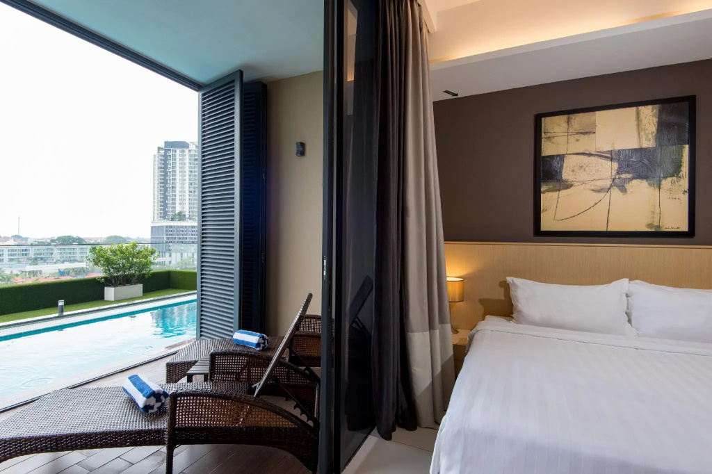 Double Suite with pool view (full double bed)