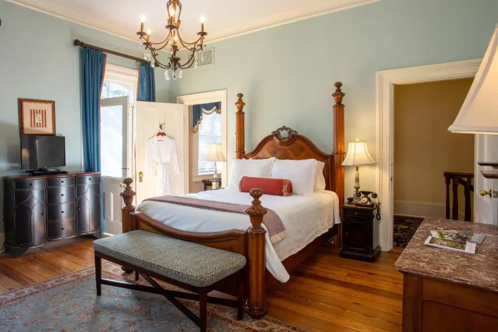 Superior Double room with balcony (full double bed)
