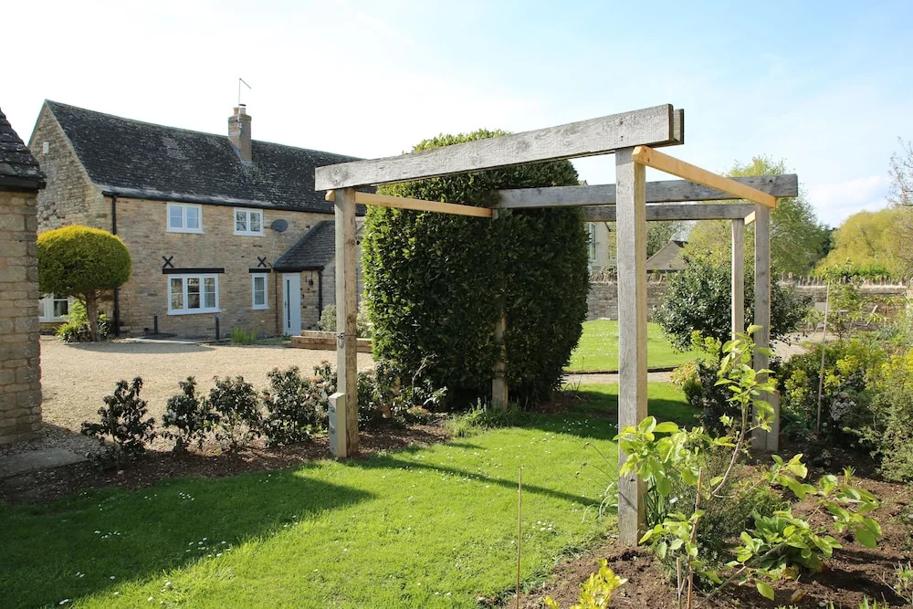 Remarkable 3-bed House in Easton-on-the-hill