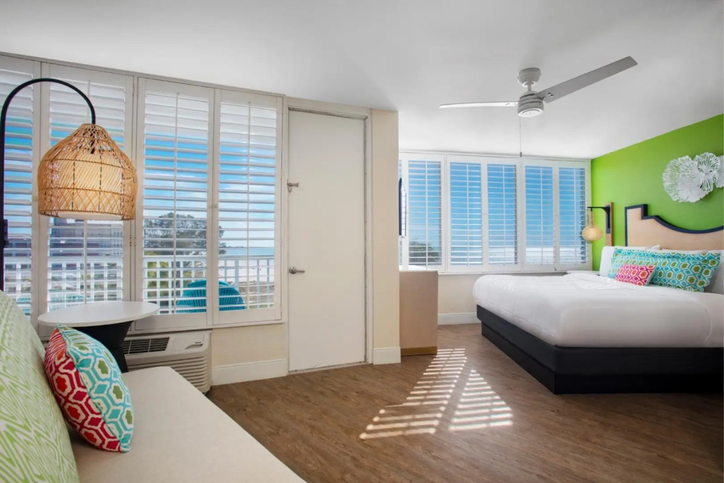 Double room with partial ocean view (full double bed)