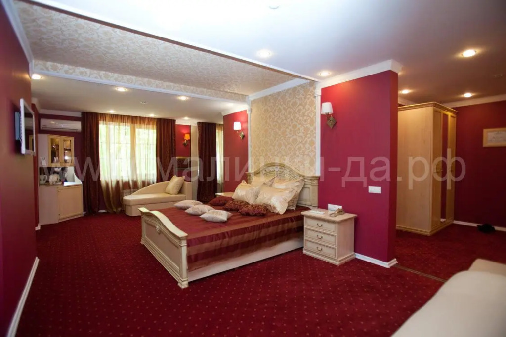 Double Suite full double bed