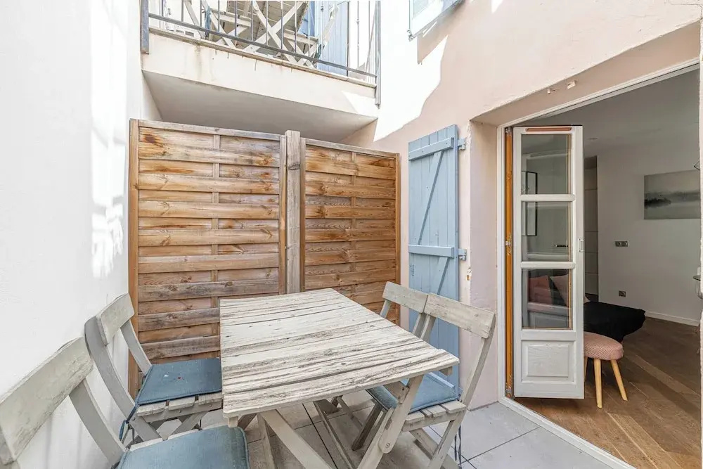 Magnificent Renovated 2 Bedroom Apartment, Terrace