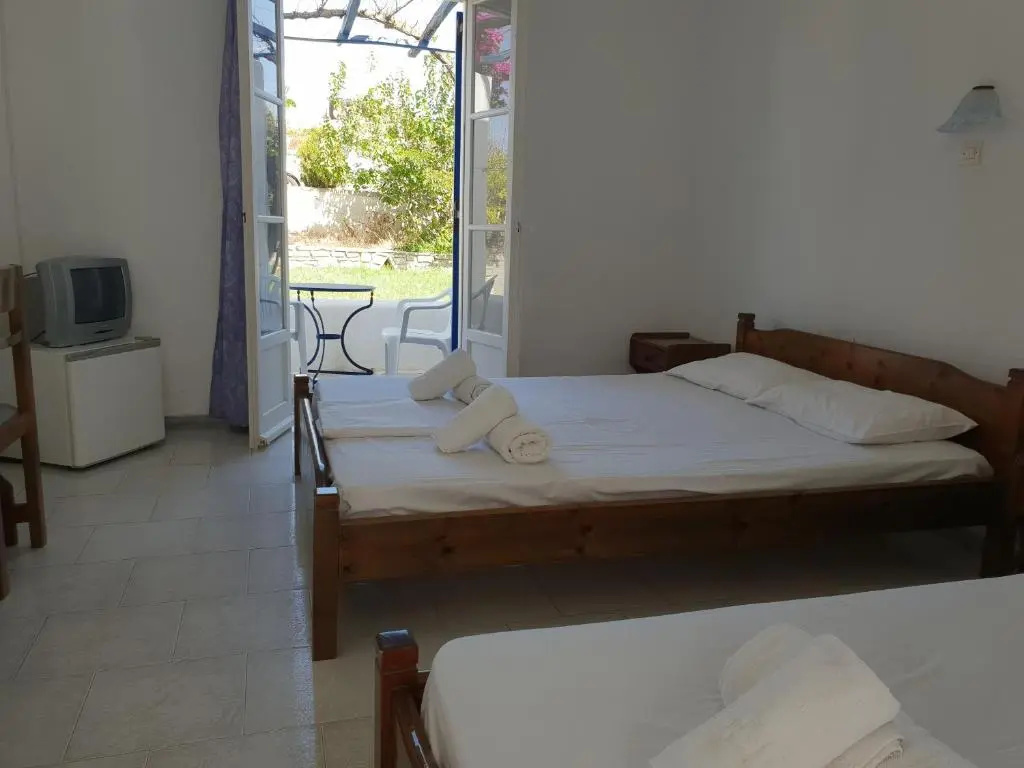 Standard Triple room with garden view