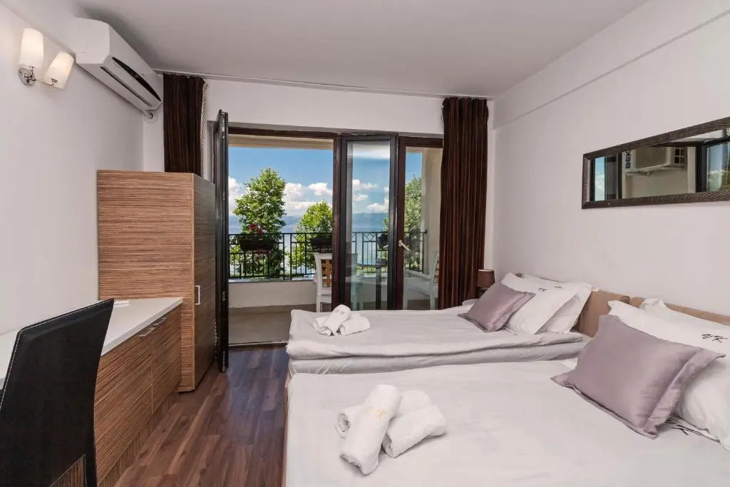 Standard Double room with lake view (full double bed)