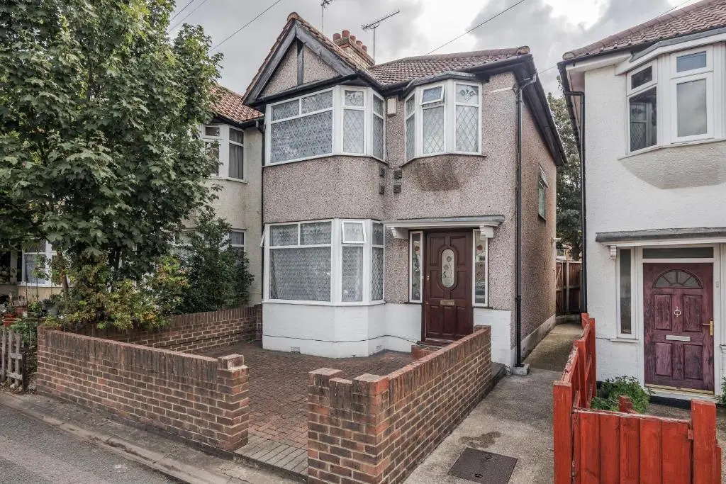 Lovely 4-bedroom House Near Romford Station