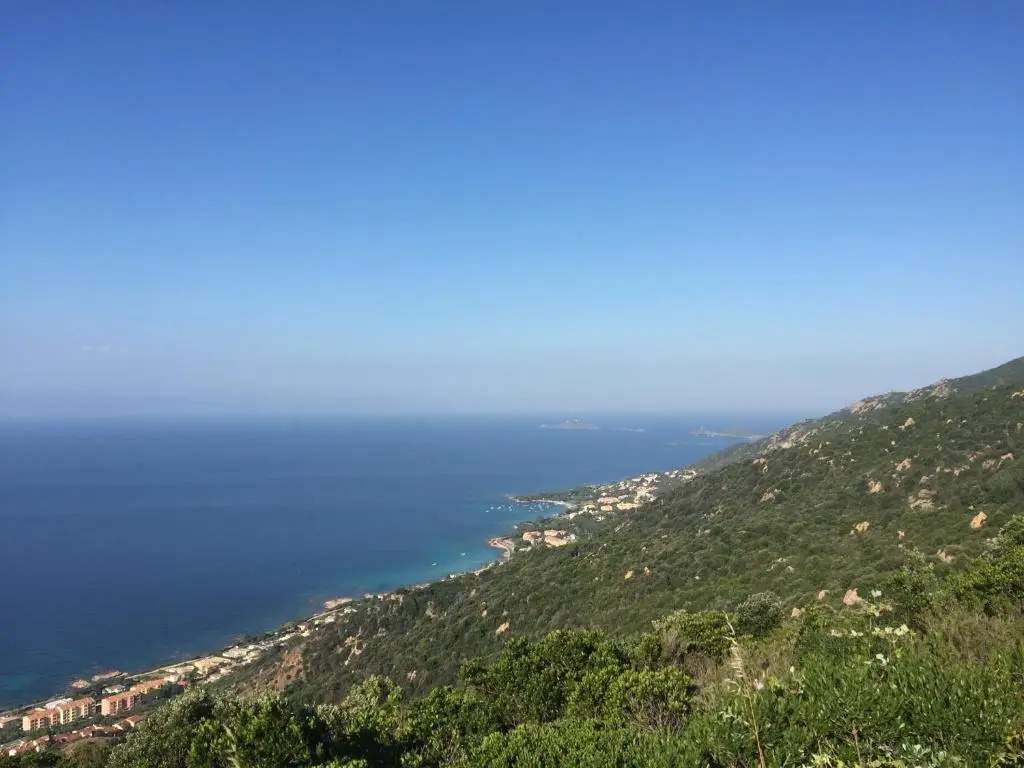 Ajaccio magnifique T2 37m2 centre ville vue mer au bord de la plage Neuf 4 couchages balcon parking privé fermé Clim wifi