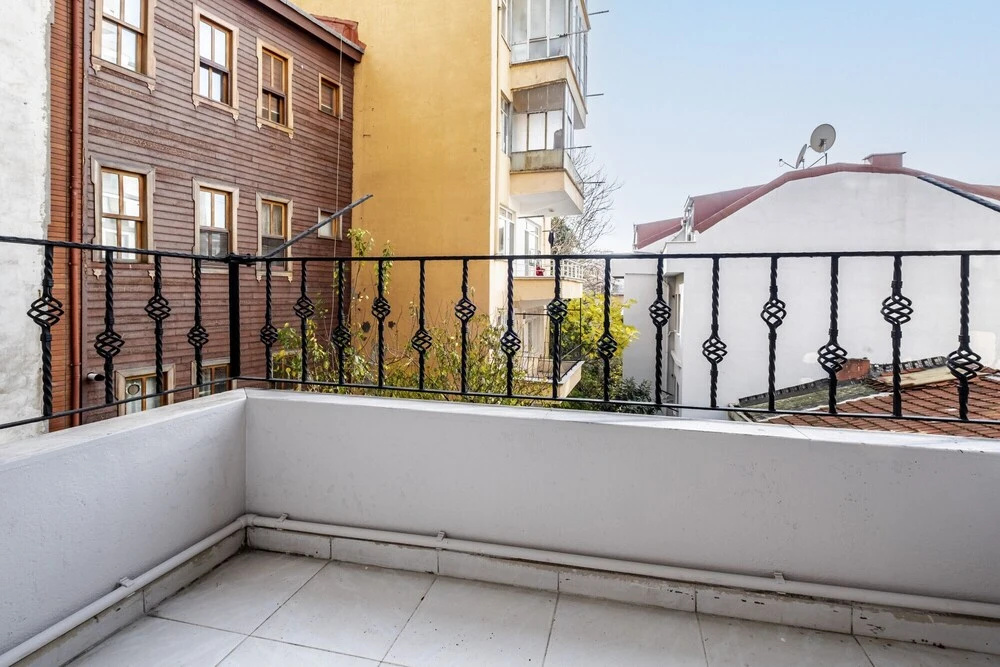 Colorful and Central Flat With Balcony in Besiktas