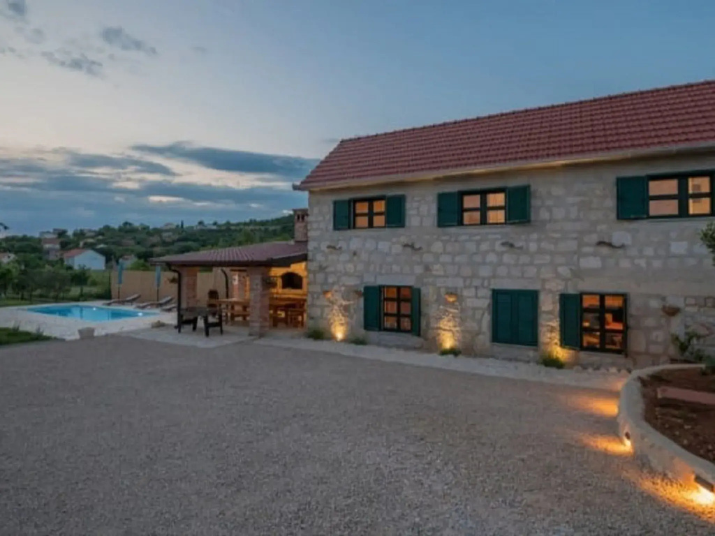Adorable Holiday Home With Swimming Pool