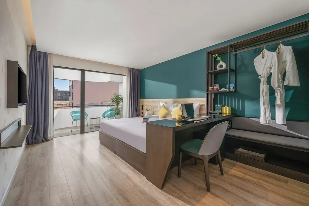 Deluxe Double room with balcony (full double bed)
