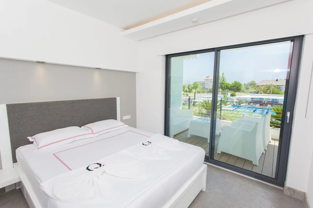 Standard room with pool view