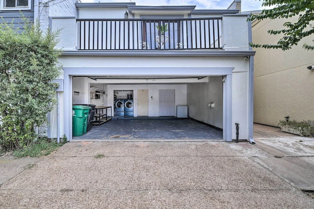 Private Pool: Charming Townhome 5 Mi to Nrg!