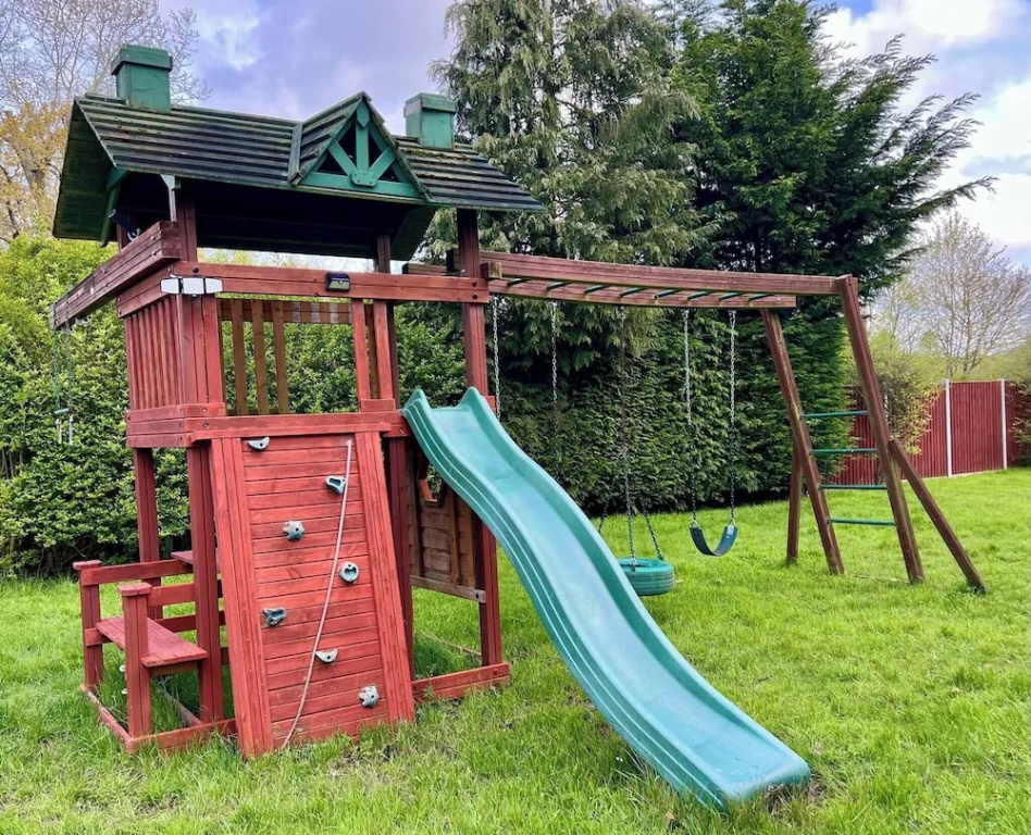Stratford 4 BR Family Mansion With Pool, Gym & BBQ