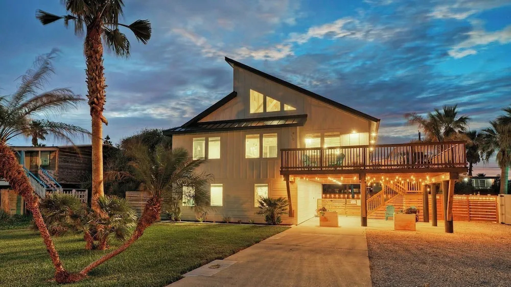 Third Sandbar & Seaglass Landing by Avantstay. Sleeps 30 2 Homes + Dual Pools + Outdoor Living Steps to Beach