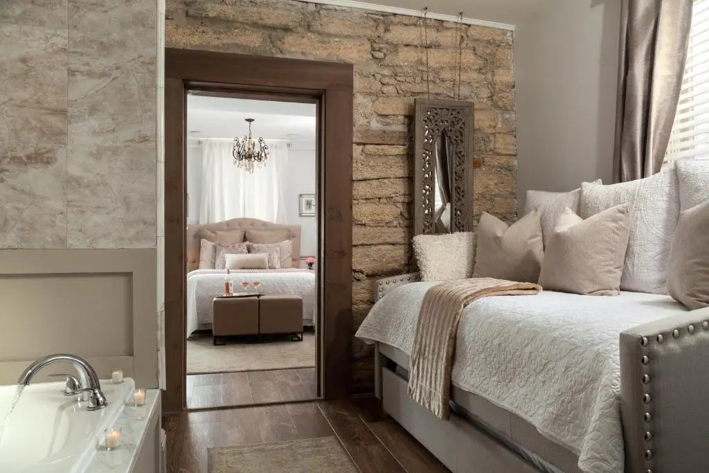 Double Suite (full double bed)