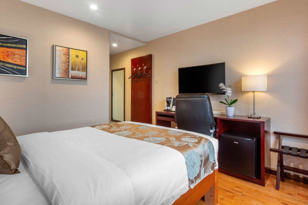 The L Hotel by null