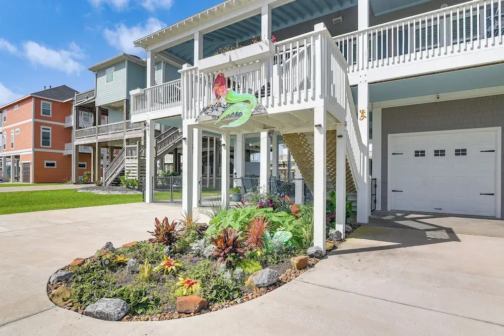 2 Blocks to Shore: Crystal Beach House w/ Yard!