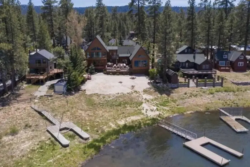Lakefront Estate w/ Private Dock, Hottub, Firepit Lagunita Shores by Avantstay