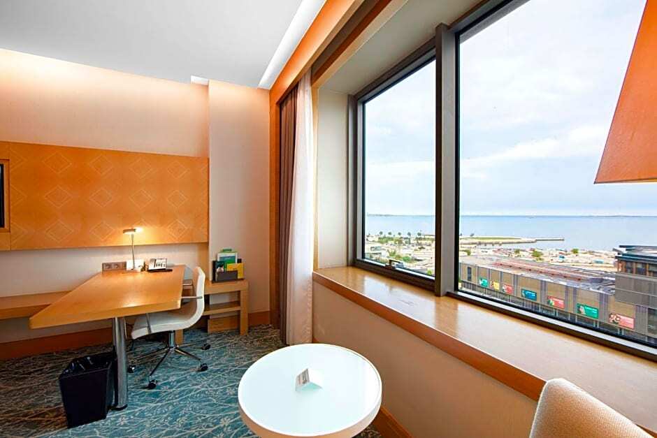 Двухместный номер Standard с частичным видом на море 2 отдельные кровати в Holiday İnn