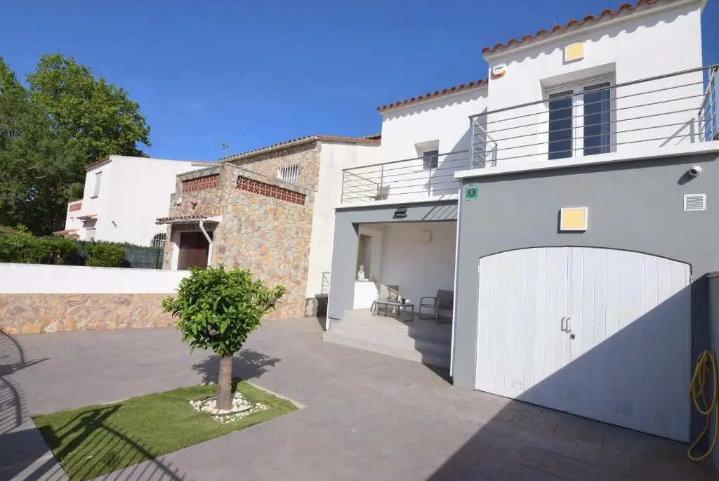392- casa al canal con amarre y jacuzzi