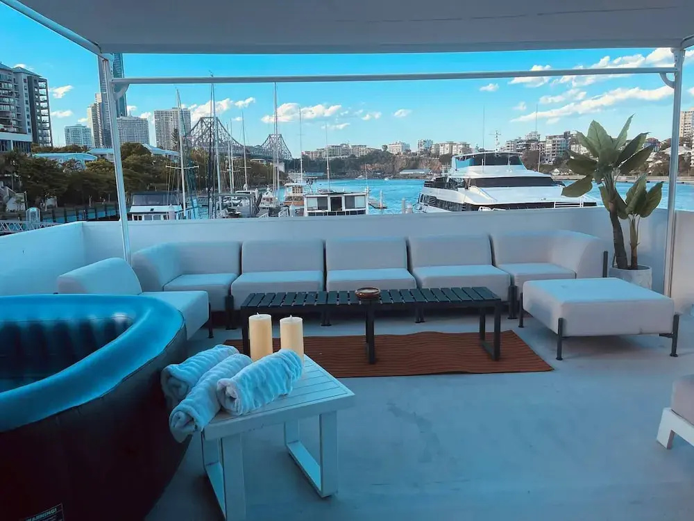 Luxury Penthouse Houseboat n the Heart of the City