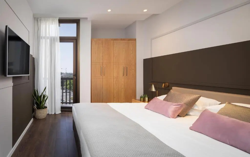 Low Floor Suite