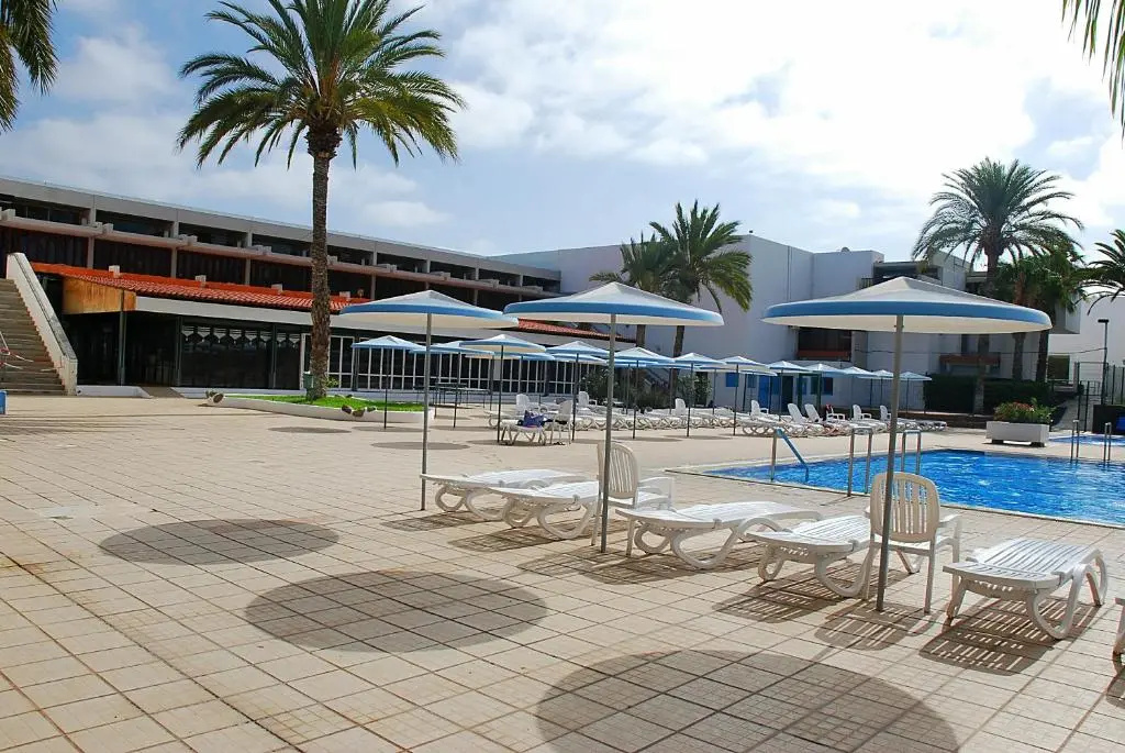 coastal town, 2 people, pool, fiber optic