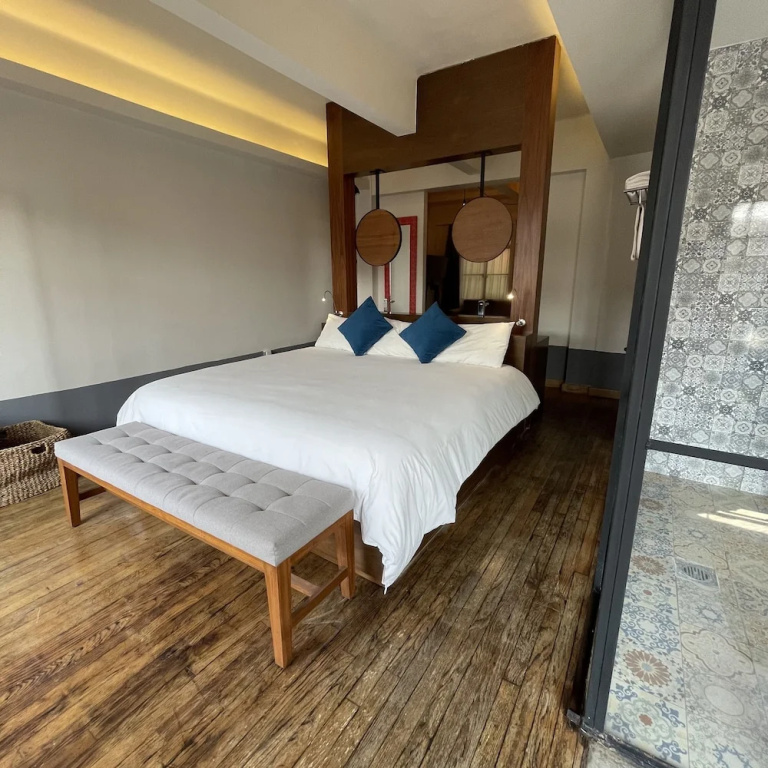 Double Suite (full double bed)