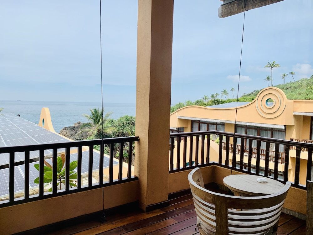 Thaproban Pavilion Waves