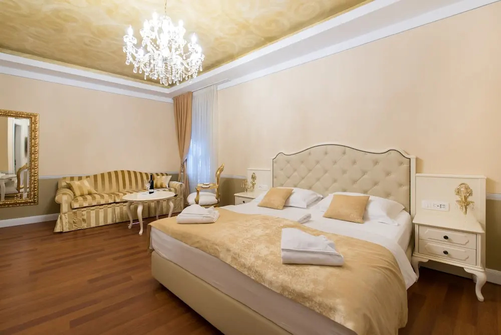 Deluxe Triple room with street view