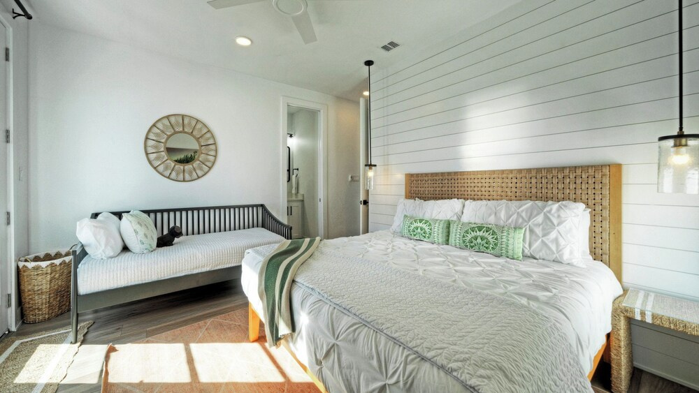 Dune & Done by Avantstay Dorado Dunes Retreat With Firepit, Pool Access & Balcony Near the Beach