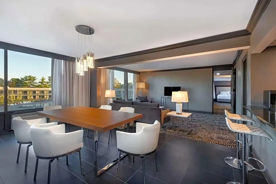 Presidential Sextuple Suite