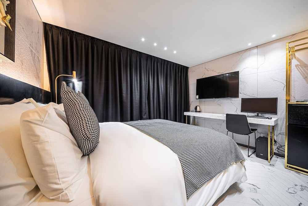 Olive Hotel — 2