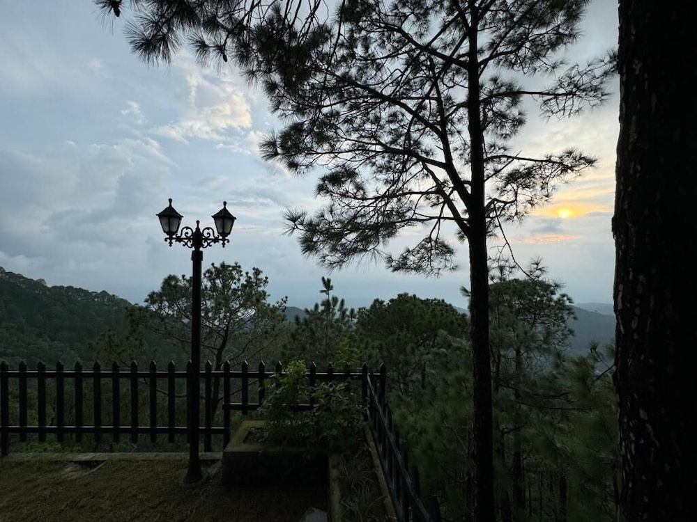 ELIVAAS Goldencrest 6 BHK Villa