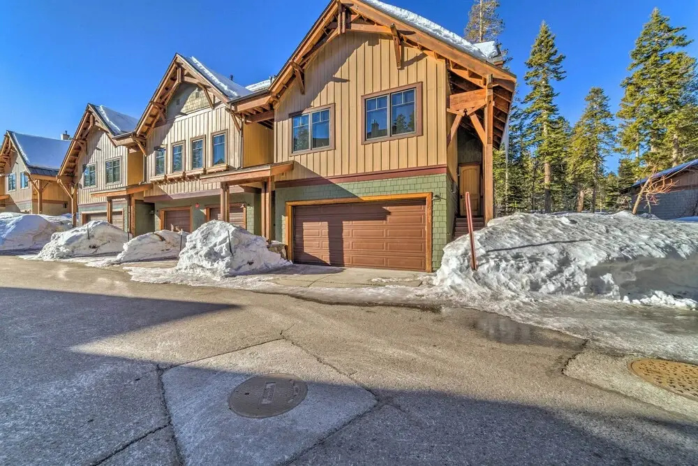 Central Mammoth Lakes Townhome ~ 1 Mi to Slopes