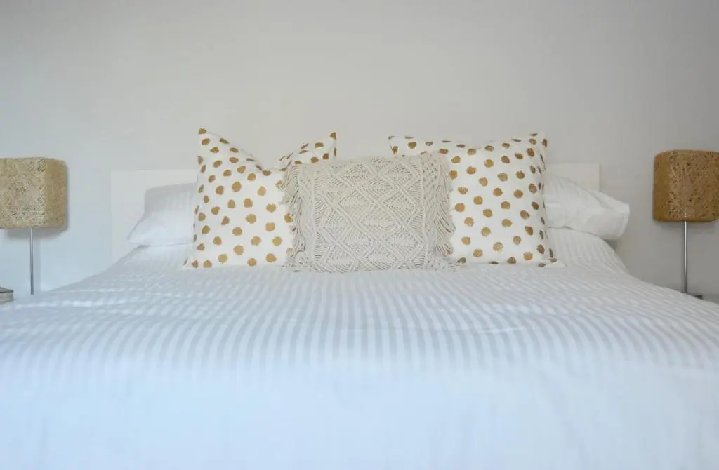 Modern home close to town Free Parking, Free Wifi, Dogs Allowed, Torquay, Sleeps Four